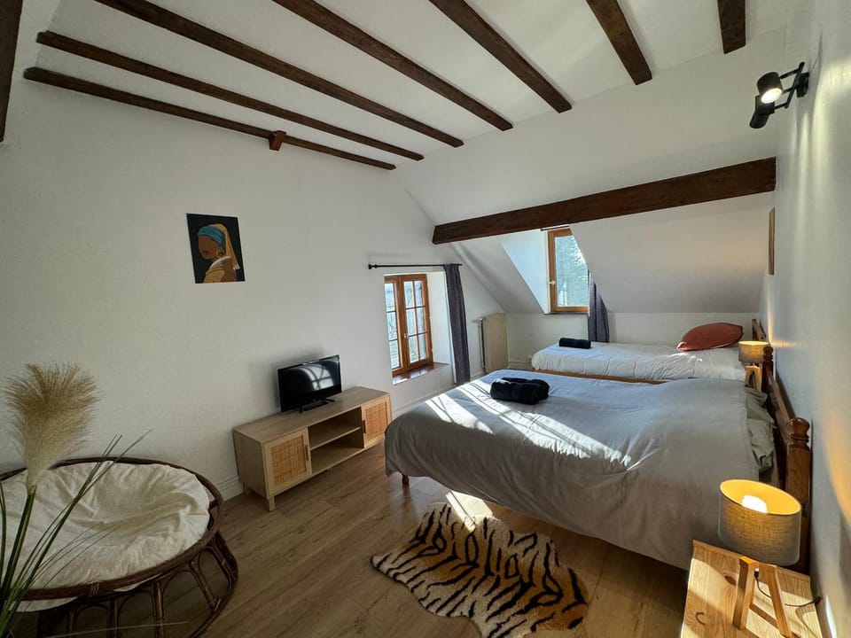 Photo of the whole room, Bedroom