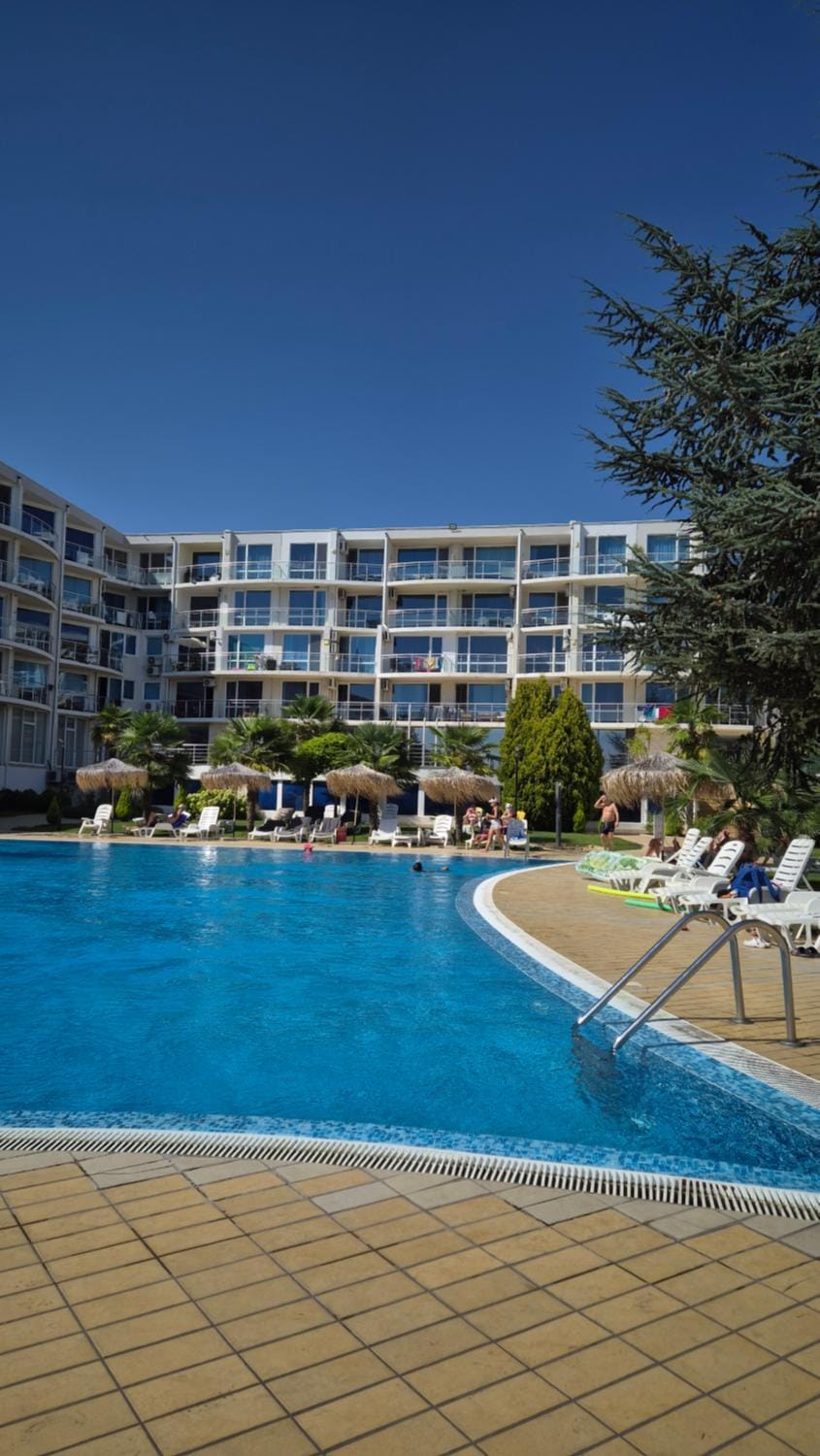 Day, Swimming pool