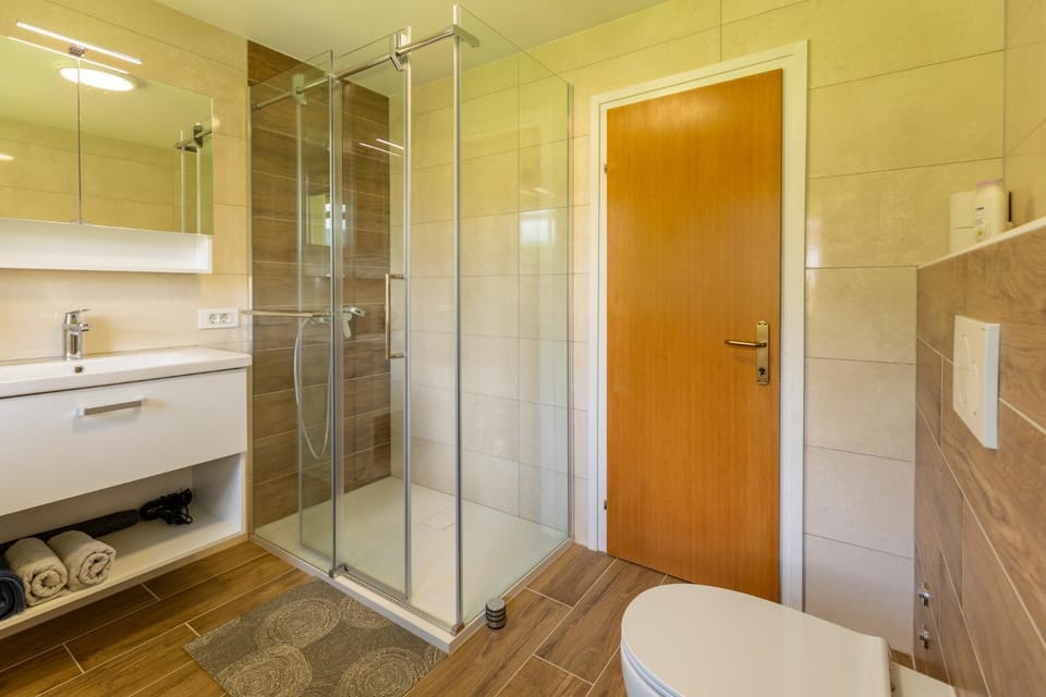 Shower, Toilet, Bathroom, towels