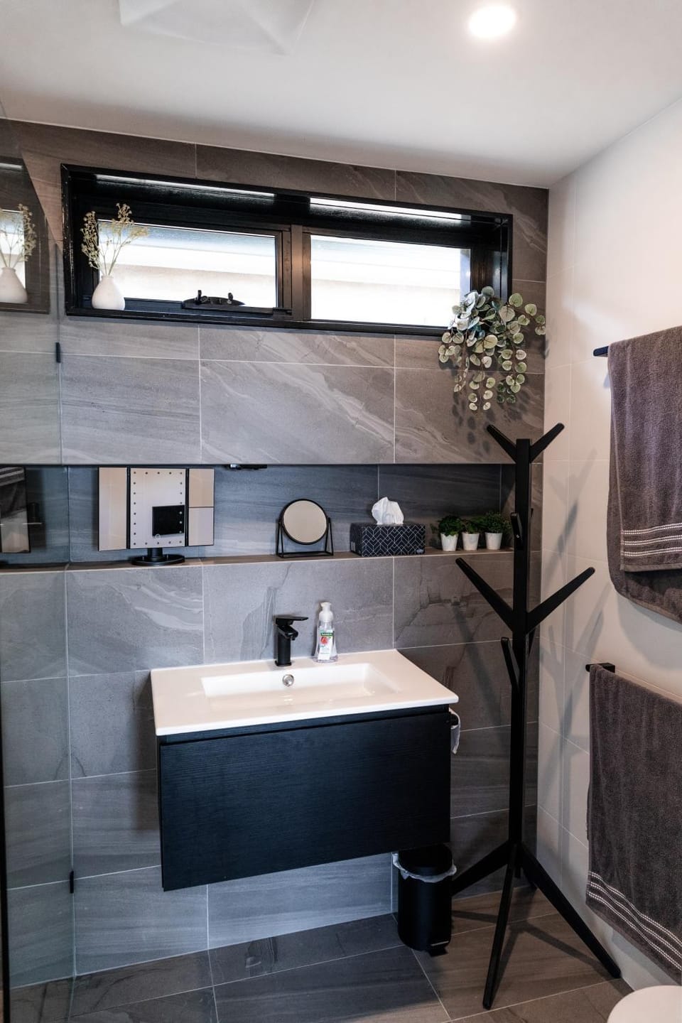 Eagle Peak Tiny Abode - Mystic Ridge Estate Apartment in Victoria