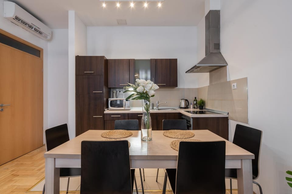 Coffee/tea facilities, Kitchen or kitchenette, Dining area