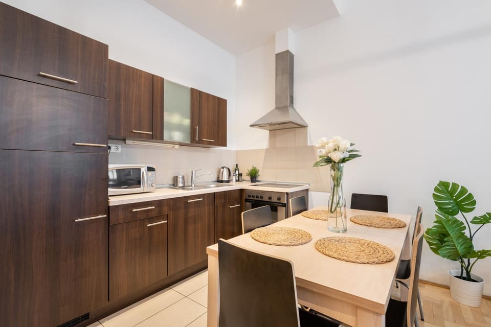 Coffee/tea facilities, Kitchen or kitchenette, Dining area