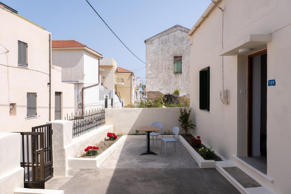Patio, Facade/entrance, Neighbourhood, Balcony/Terrace, Street view