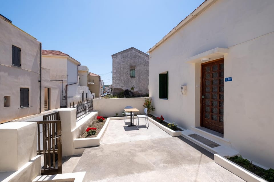 Patio, Neighbourhood, Balcony/Terrace, Street view