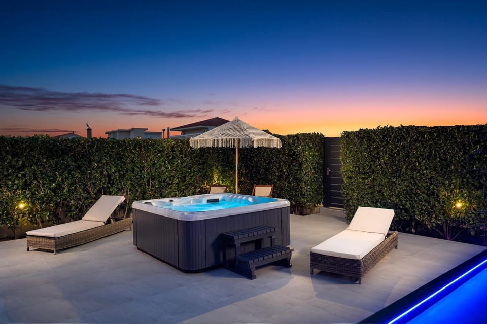 Patio, Night, Natural landscape, Hot Tub, Pool view, Swimming pool, Sunrise, Sunset, sunbed