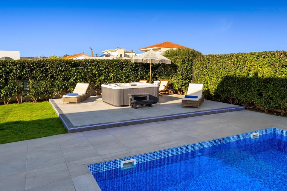 Day, Natural landscape, Garden, Hot Tub, Garden view, Swimming pool, sunbed