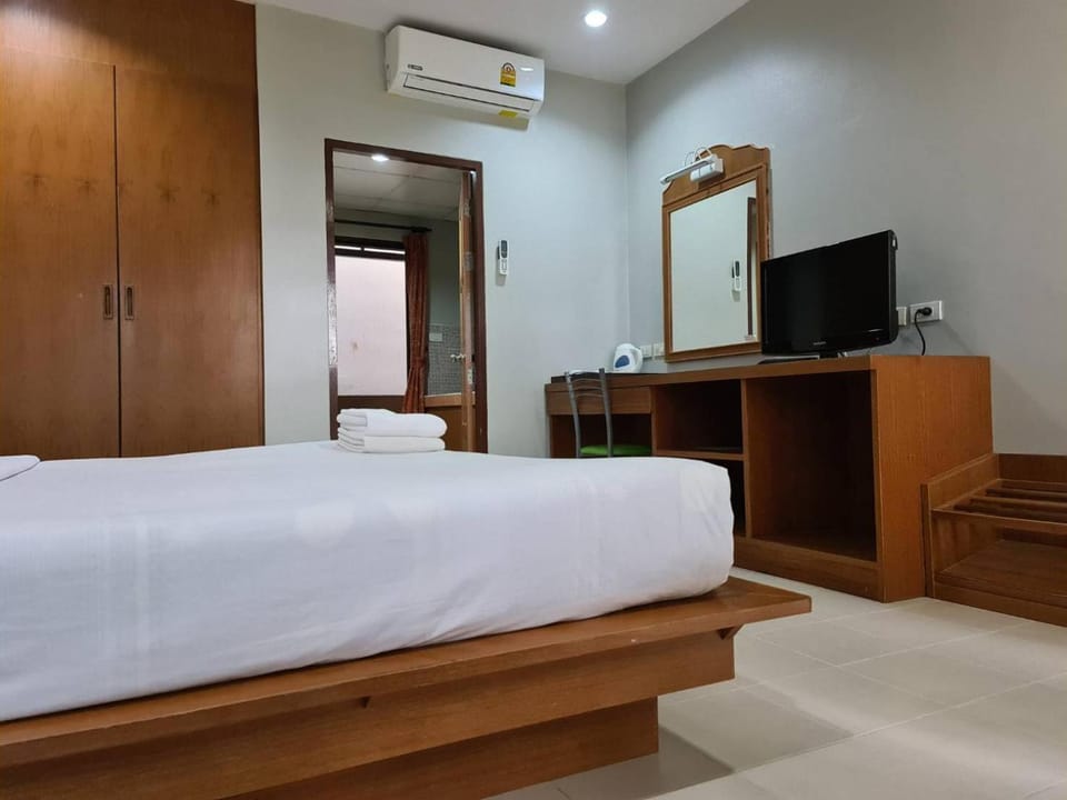 Bed, TV and multimedia, Photo of the whole room, Bedroom, hair dresser, wardrobe, air conditioner