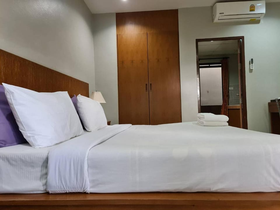 Bed, Photo of the whole room, Bedroom, wardrobe, air conditioner