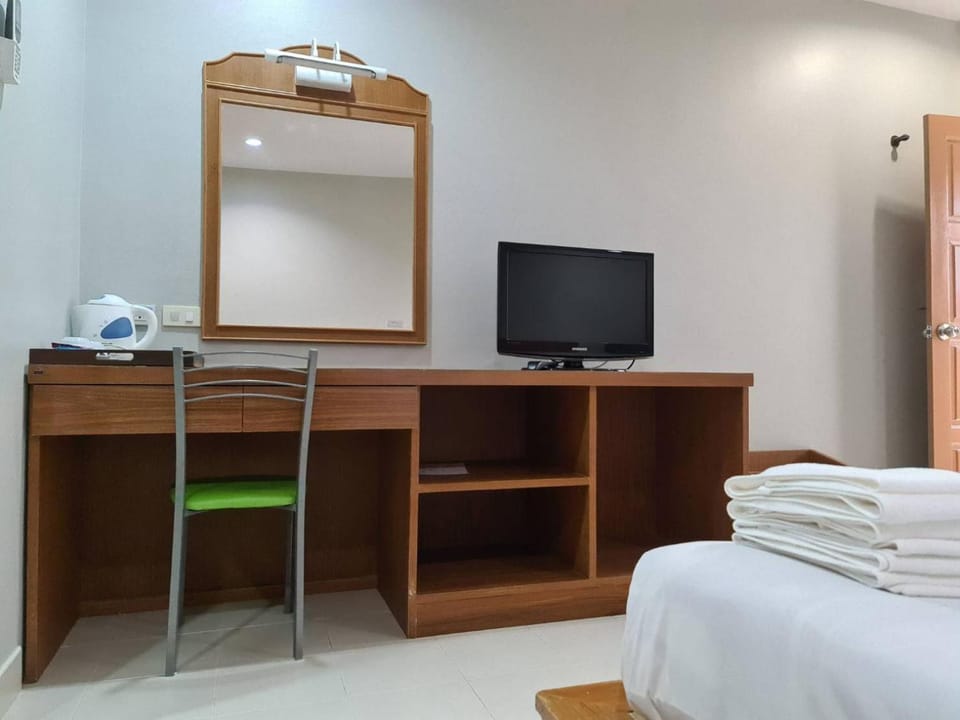 TV and multimedia, Photo of the whole room, Bedroom, hair dresser, towels