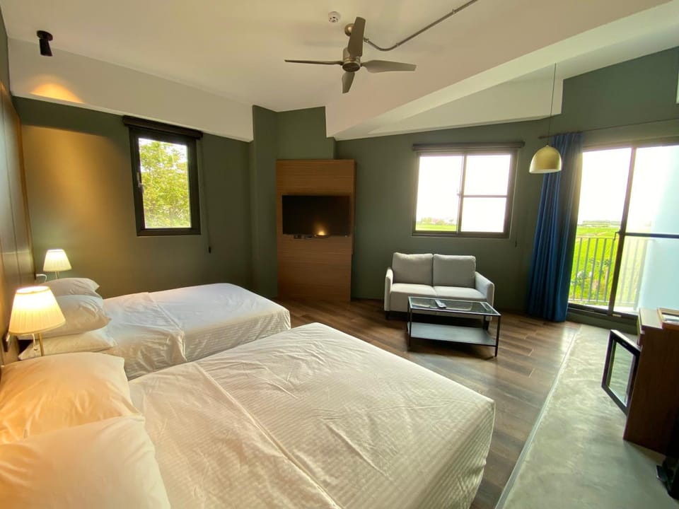 Bed, TV and multimedia, Photo of the whole room, Bedroom, fireplace