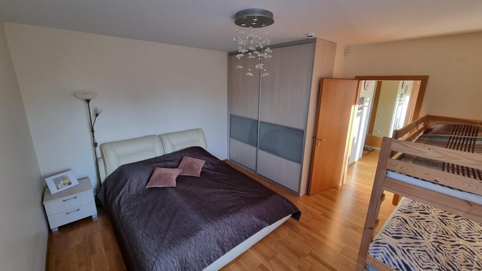 Bedroom, bunk bed