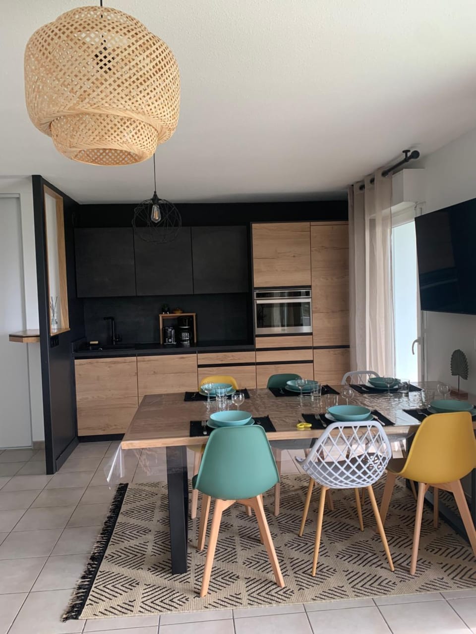 Kitchen or kitchenette, Dining area