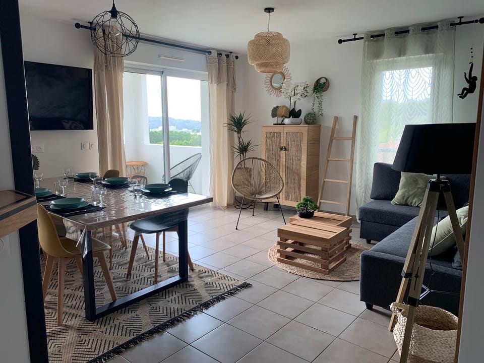 TV and multimedia, Living room, Dining area