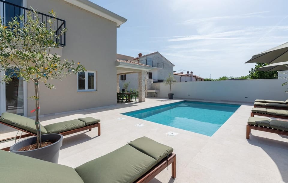 Property building, Swimming pool