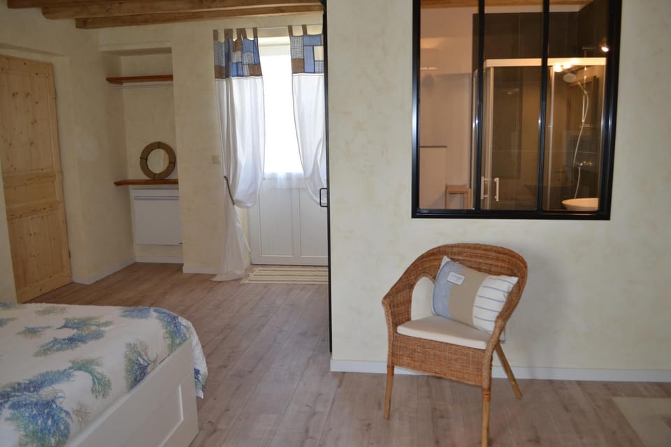 Escale à Villeperdue chambre Hellulaug Vacation rental in Centre-Val de Loire