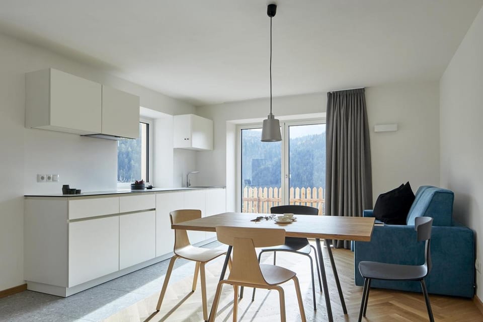 Kitchen or kitchenette, Living room, Seating area, Dining area