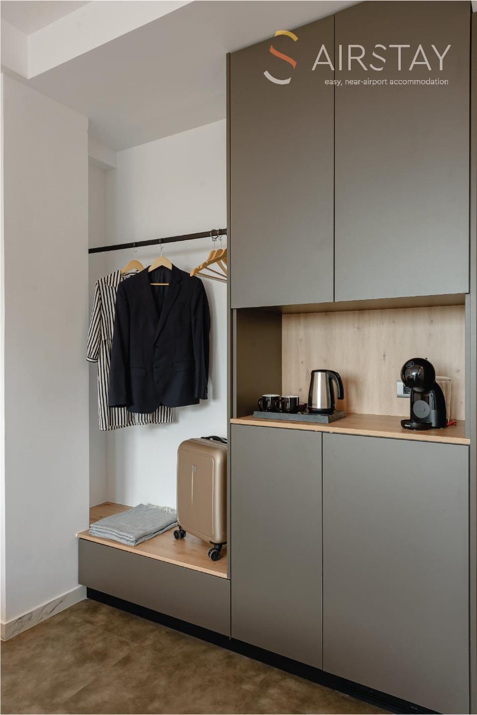 Coffee/tea facilities, Kitchen or kitchenette, wardrobe