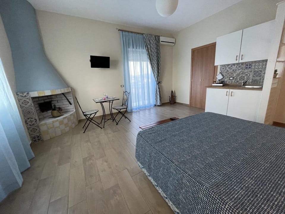 Bed, TV and multimedia, Kitchen or kitchenette, Dining area, air conditioner