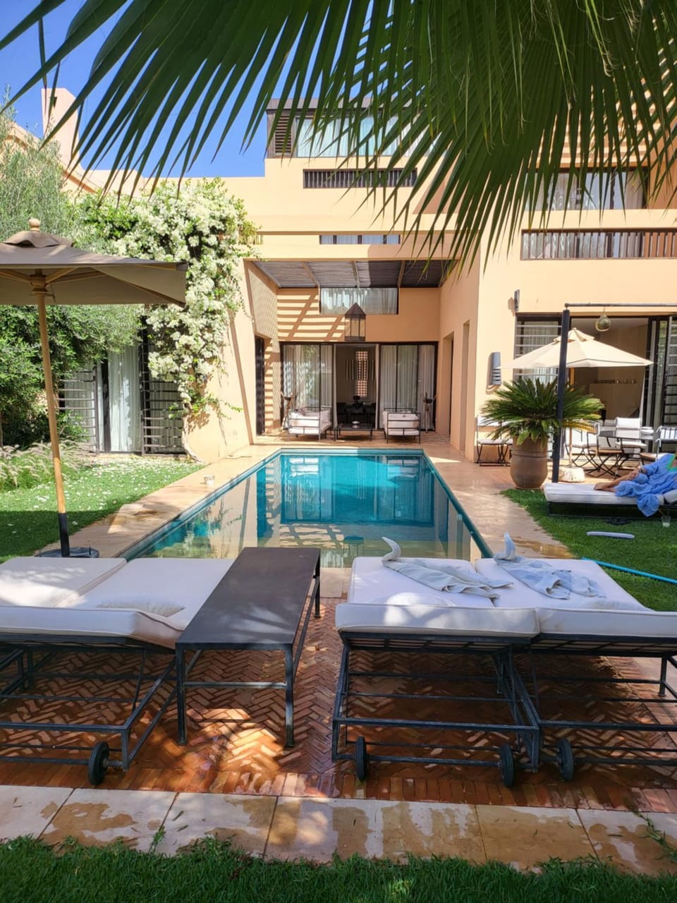 Property building, Day, Pool view, Swimming pool, Swimming pool, sunbed
