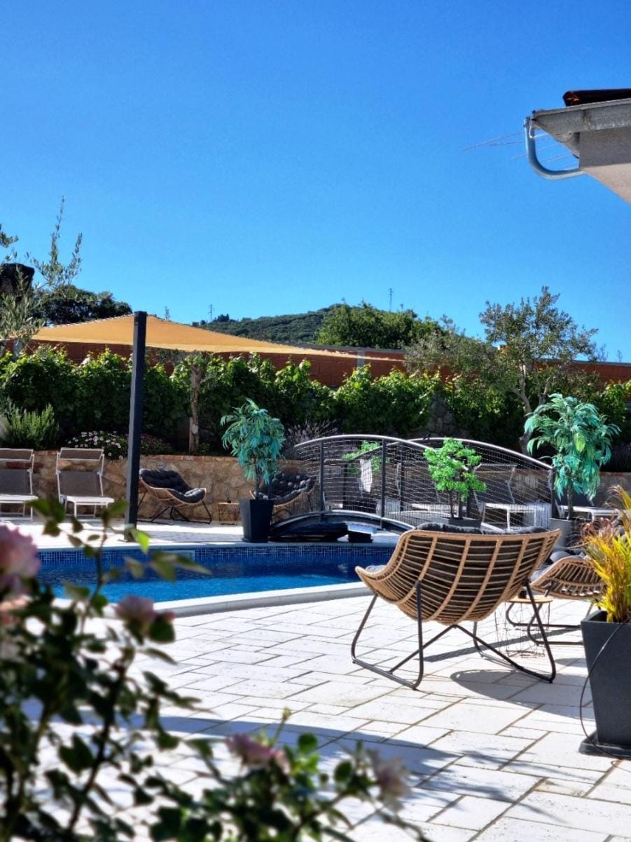 Vila s jacuzzijem i bazenom Mavrinac Villa in Nerezine