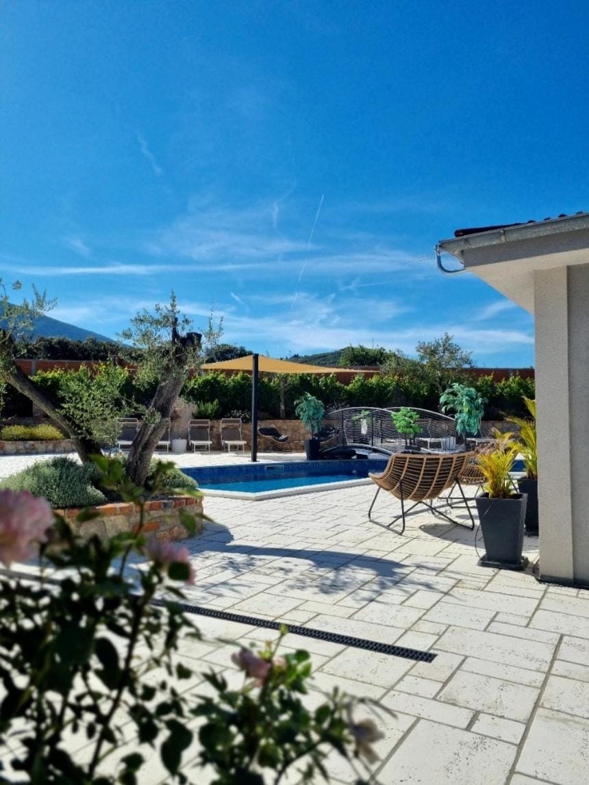 Vila s jacuzzijem i bazenom Mavrinac Villa in Nerezine