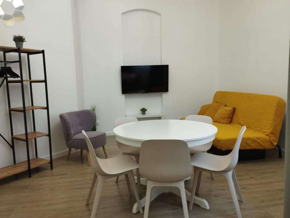 Communal lounge/ TV room, TV and multimedia, Living room, Seating area, Dining area
