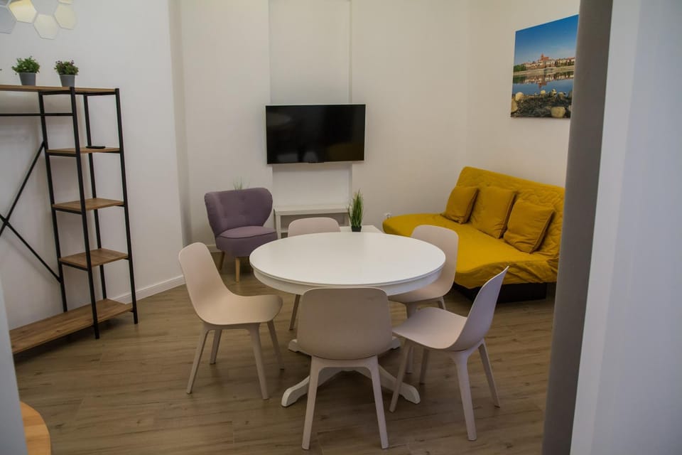 TV and multimedia, Living room, Seating area, Dining area