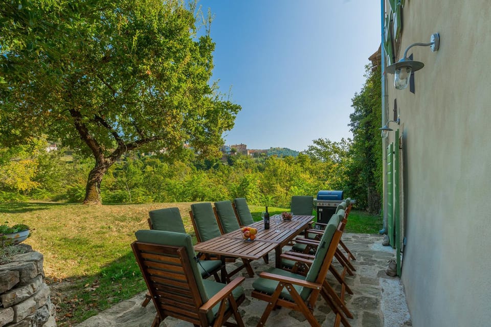 Property building, Patio, Day, Natural landscape, BBQ facilities, Garden, View (from property/room), Balcony/Terrace, Seating area, City view, Garden view, Mountain view