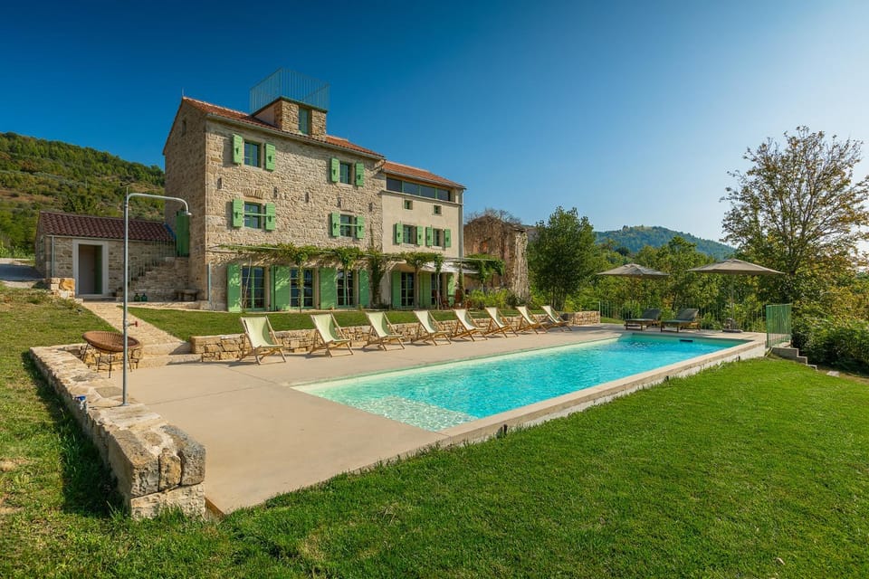 Shower, Property building, Patio, Day, Natural landscape, Balcony/Terrace, Mountain view, Pool view, Swimming pool, sunbed