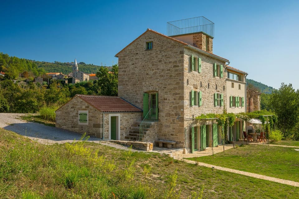 Property building, Patio, Day, Natural landscape, Balcony/Terrace, City view, Mountain view