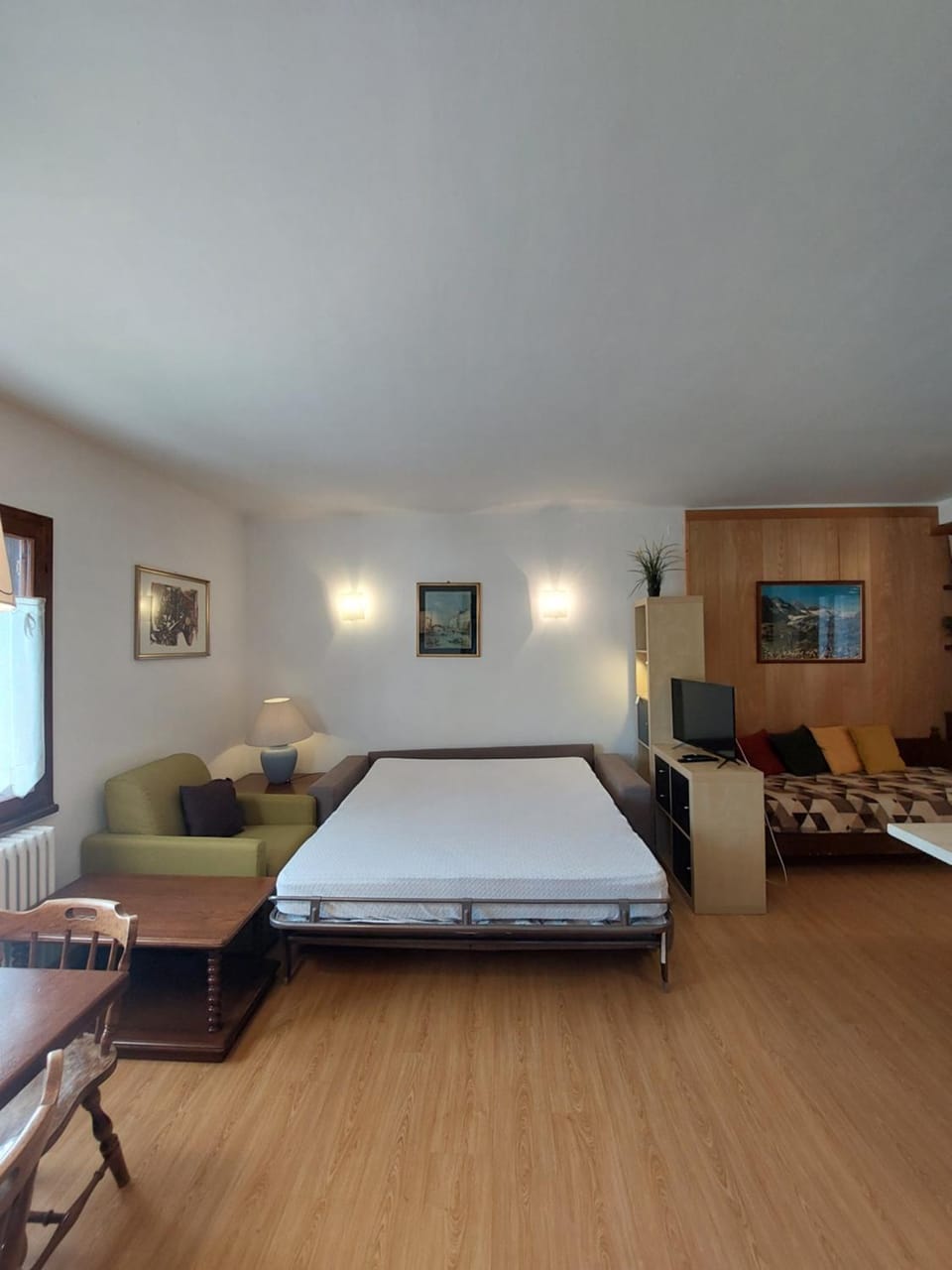 Bed, Living room