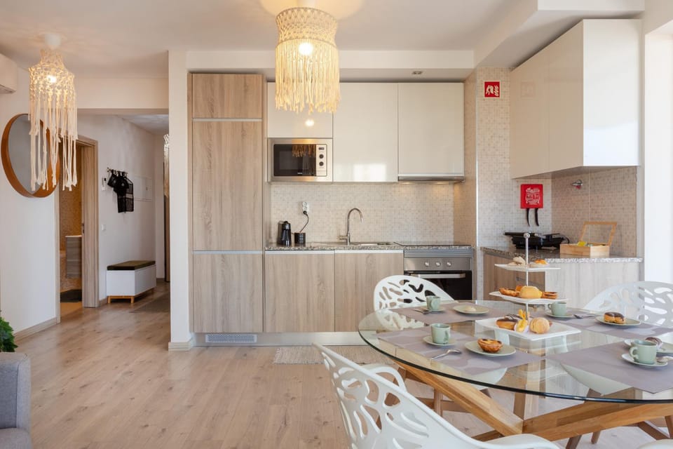 Coffee/tea facilities, Kitchen or kitchenette, Living room, Seating area, Dining area, stove