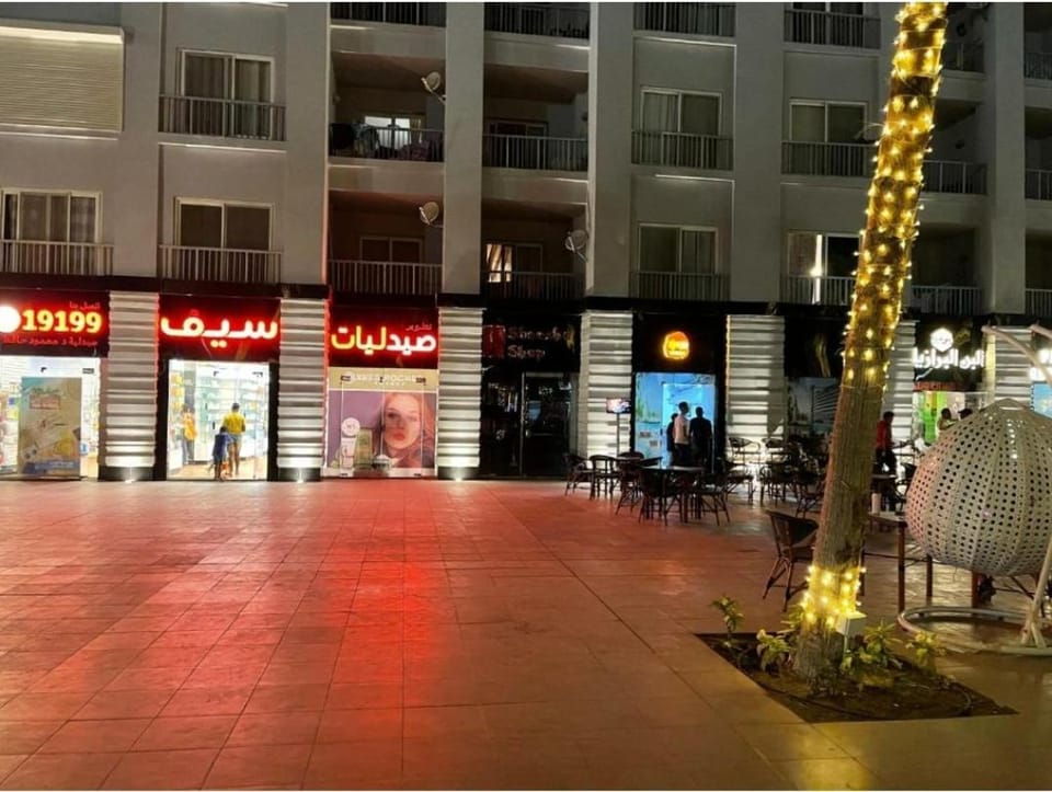 Restaurant/places to eat, Night