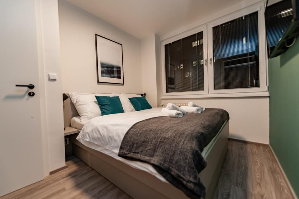 Bed, Bedroom, towels
