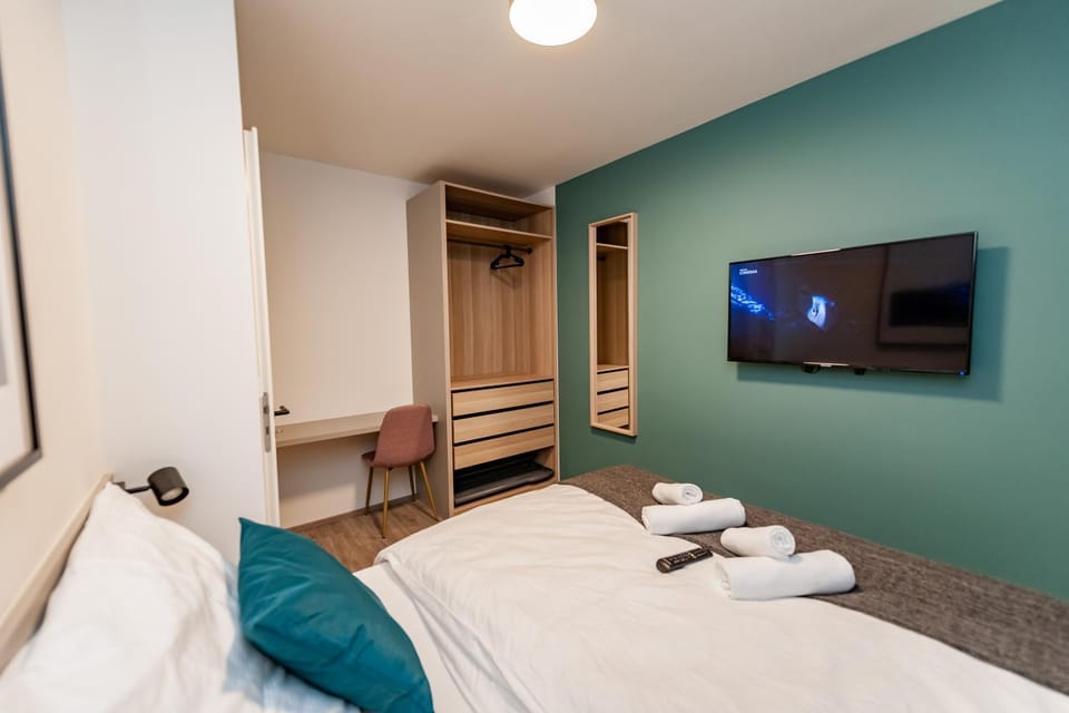 Bed, TV and multimedia, Photo of the whole room, Bedroom, towels