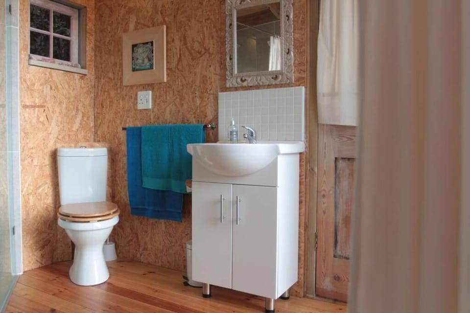 Quirky Eco-Friendly Artist Studio (Sea Views) Apartment in Camps Bay