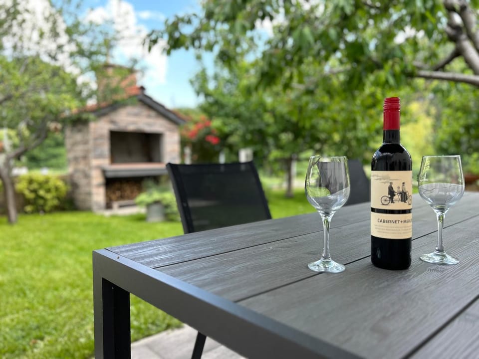 Day, Garden, Food and drinks, Dining area, Garden view, Drinks, Alcoholic drinks