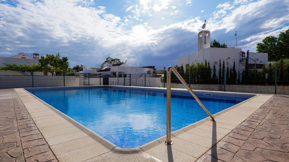 Day, Natural landscape, Pool view, Swimming pool, sunbed