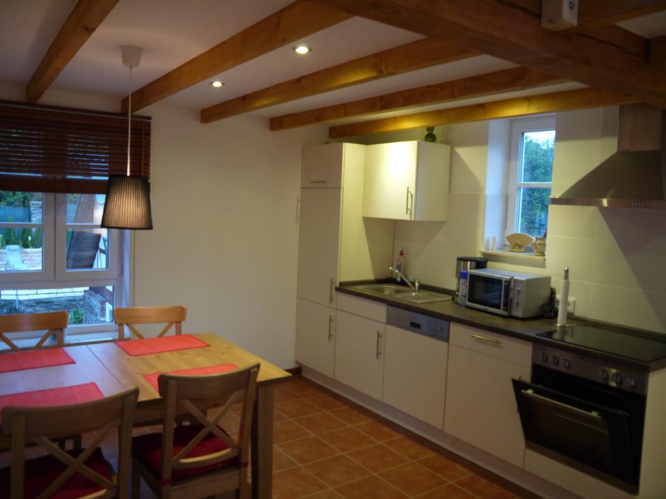Kitchen or kitchenette, Dining area, minibar, pet friendly, stove, toaster