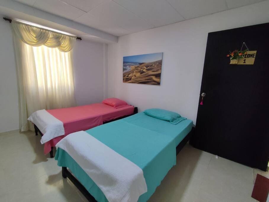 Alojamiento entero, casa amplia, patio, aire Apartment in Riohacha