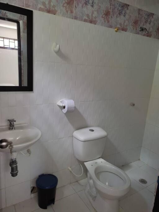 Alojamiento entero, casa amplia, patio, aire Apartment in Riohacha