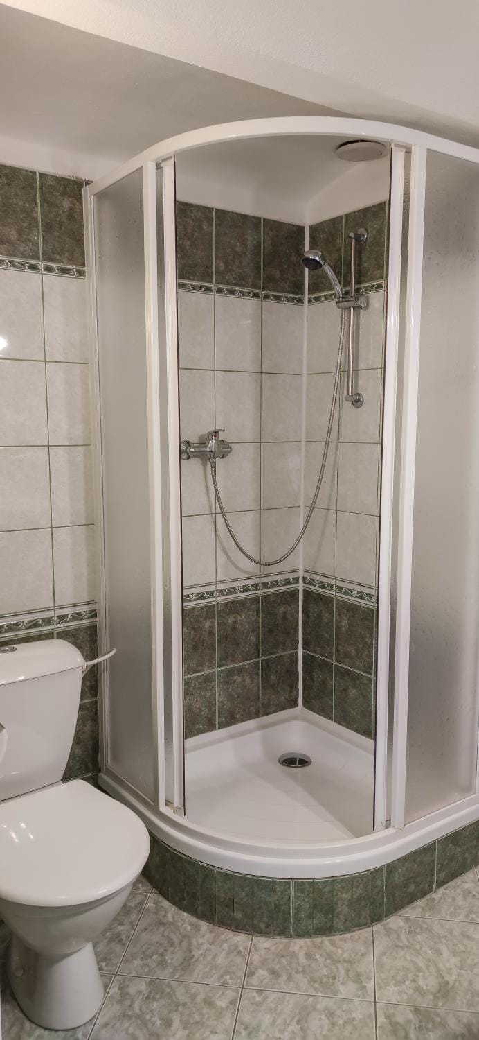 Shower, Toilet