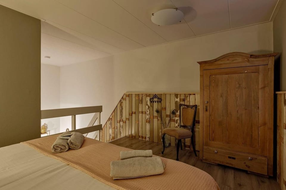 Bed, Bedroom, towels