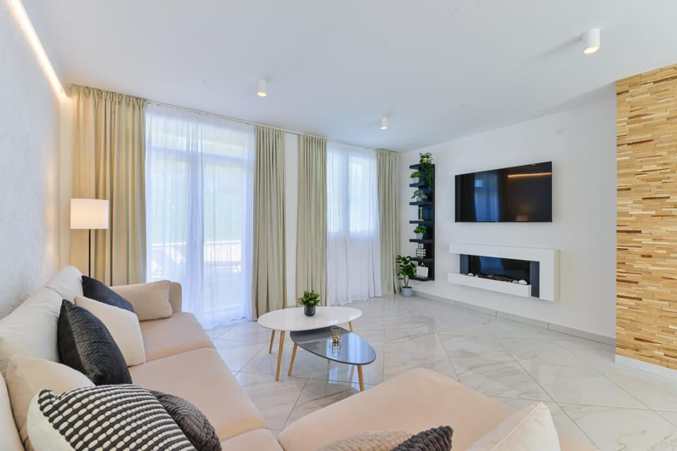 Communal lounge/ TV room, TV and multimedia, Living room, Seating area, Evening entertainment