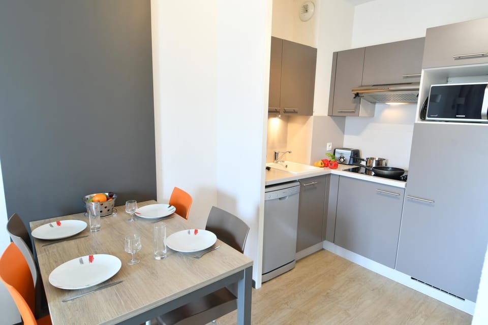 Kitchen or kitchenette, Dining area