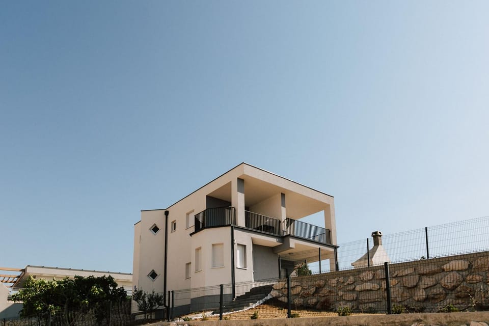 Staff, Facade/entrance