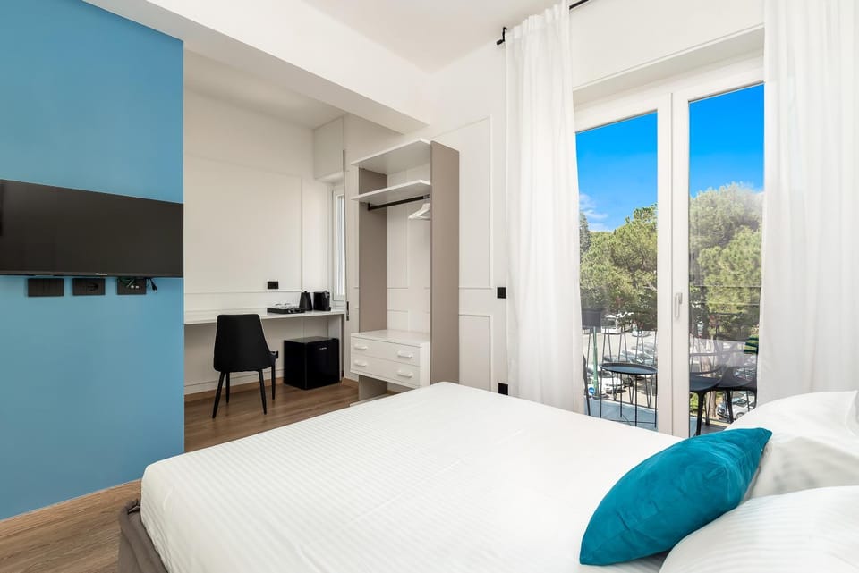 Bed, TV and multimedia, Balcony/Terrace, Photo of the whole room, Bedroom, hair dresser, air conditioner