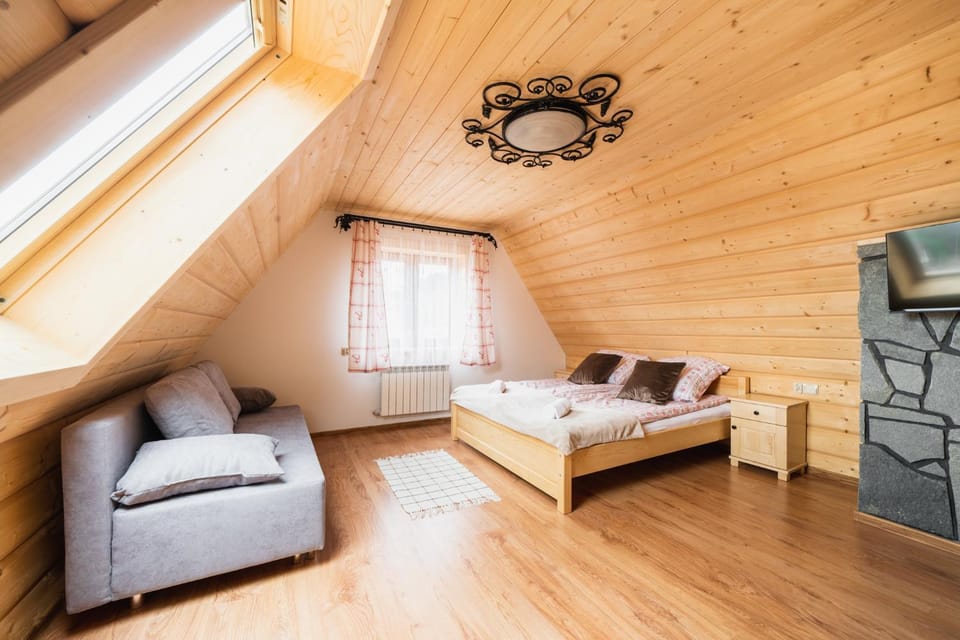 Bed, Photo of the whole room, Seating area, Bedroom