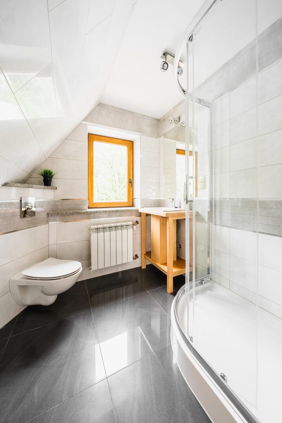 Shower, Toilet, Bathroom, Decorative detail, towels