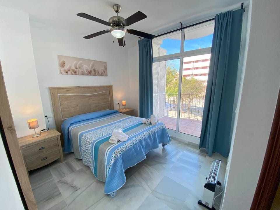 Bed, Photo of the whole room, Bedroom, fireplace
